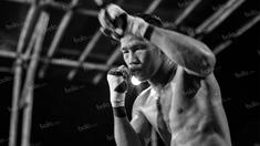 Petinju Indonesia, Daud Yordan, memantapkan persiapan jelang laga melawan petinju Argentina, Cristian Rafael Coria dengan latih tanding melawan Jansen Hebi Marapu di Hotel Veranda, Jakarta, Kamis (19/5/2016). (Bola.com/Vitalis Yogi Trisna)