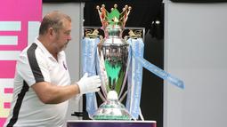Acara yang berlangsung di Cilandak Town Square pada 14-15 September, menghadirkan langsung trofi asli Liga Inggris. (Bola.com/Ropik Subagja)