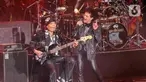Band rock legendaris Indonesia, God Bless saat menghibur para penggemarnya dalam Indofood presents God Bless Konser Emas 50 Tahun with Tohpati Orchestra di Istora Senayan, Jakarta, Jumat (10/11/2023). Konser Emas 50 Tahun God Bless menceritakan perjalanan mereka selama setengah abad dalam dunia musik. (Liputan6.com/Angga Yuniar)