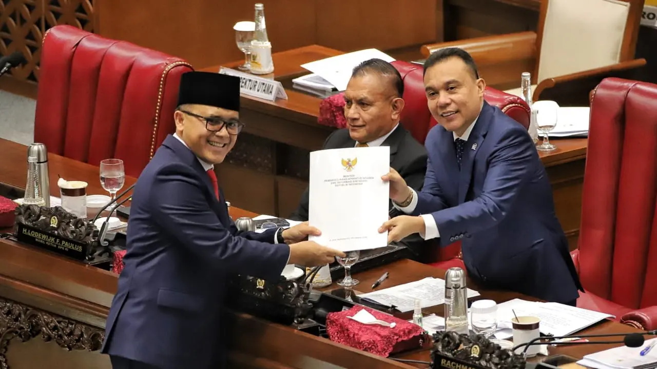 Menteri PANRB Abdullah Azwar Anas saat menghadiri Rapat Paripurna DPR