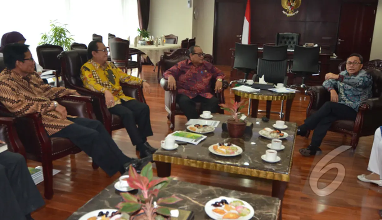 Ikatan Cendekiawan Muslim Indonesia (ICMI) mengunjungi  Ketua MPR RI Zulkifli Hasan untuk menyampaikan hasil Silaturrahmi Kerja Nasional (Silaknas) tahun 2014 di Gorontalo, Jakarta, Selasa (3/2/2015). (Liputan6.com/Andrian M Tunay) 