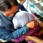 Parinah berangkulan dengan anak perempuannya, Sunarti. (Liputan6.com/Muhamad Ridlo)