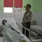 Tosan mendapat perawatan di Rumah Sakit Saiful Anwar Malang (Liputan6.com/Zainul Arifin)