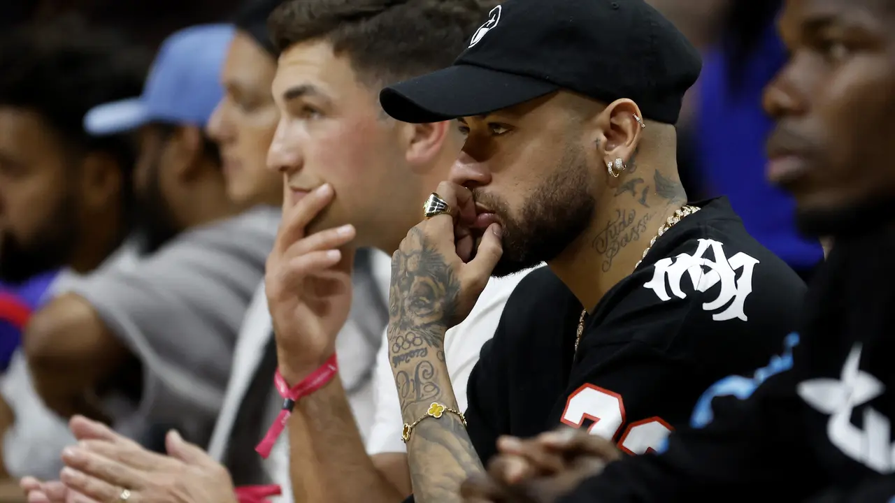 Gaya Keren Neymar Saat Nonton Final NBA 2023