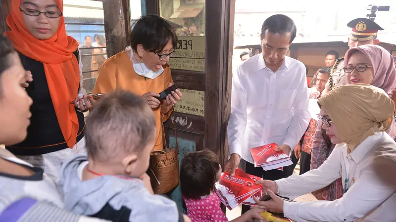 20151030-Jokowi Blusukan ke Rumah Evakuasi Balita Korban Asap di Palembang