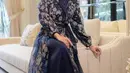 Pesona Putri Zulhas dibalut dress biru navy berkerah tinggi ditumpuk dengan outer lace super cantik dengan bordir bunga, dan hijab cokelat muda yang serasi. [Foto: Instagram/putri_zulhas]