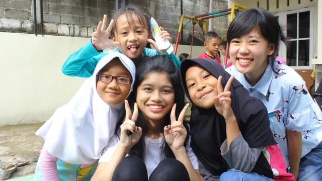 [Fimela] Social Designee, Menikmati Indahnya Hidup dengan Mengajar Anak-anak di Perkampungan