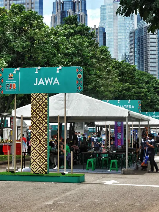 <p>Suasana Festival Jajanan Bango (FJB) di Senayan, Jakarta, Jumat (28/10/2022). Sebanyak 90 penjaja kuliner turut berpartisipasi dalam FJB yang digelar selama tiga hari, yakni 28-30 Oktober. (Liputan6.com/Angga Yuniar)</p>