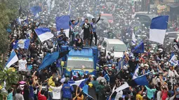 Para pendukung Persib Bandung yang dikenal dengan sebutan bobotoh melakukan pawai di Kota Bandung, Sabtu (1/6/2024) untuk menyambut kedatangan skuad Persib Bandung usai menjadi juara Championship Series BRI Liga 1 2023/2024. (Bola.com/M Iqbal Ichsan)