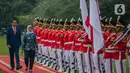 Presiden Joko Widodo (kiri) bersama Presiden Singapura, Halimah Yacob memeriksa pasukan ketika menerima kunjungan kenegaraan di Istana Bogor, Selasa (4/3/2020). Jokowi dan Iriana Widodo menyambut Halimah dan suaminya, Mohamed Abdullah Alhabshee, di pintu utama Istana. (Liputan6.com/Faizal Fanani)