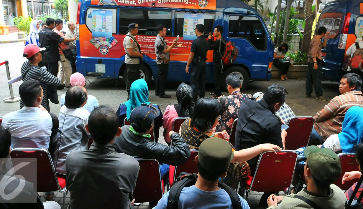 Masyarakat mengantre untuk menukarkan uang baru di Blok M, Jakarta, Senin (19/12). Uang rupiah kertas yang baru terdiri atas nilai nominal Rp 100 ribu, Rp 50 ribu, Rp 20 ribu, Rp 10 ribu, Rp 5.000, Rp 2.000, dan Rp 1.000. (Liputan6.com/Angga Yuniar)