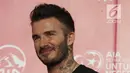 Mantan bintang sepak bola Inggris David Beckham memberikan sambutan pada acara AIA Sepak Bola untuk Negeri di Jakarta, Minggu (25/3). David tampil di Stadion Soemantri Brodjonegoro untuk membagikan 10 ribu bola. (Liputan6.com/Herman Zakharia)