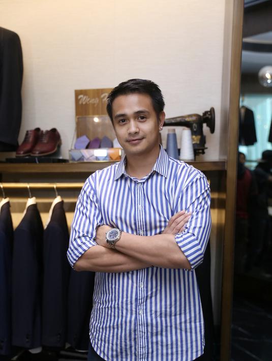 20 April mendatang Ajun Perwira akan segera melepas masa lajangnya dengan janda beranak 3 Jennifer Jill Armand-Supi. Dari penelusuran, diketahui jika Jennifer merupakan ibunda dari pebalap Philopaz Armand, pacar Steffi Zamora. (Kapanlagi/Adrian Utama Putra)