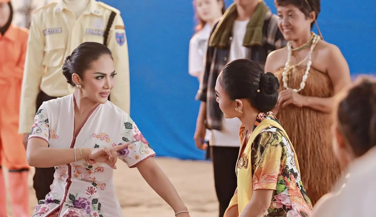 Krisdayanti pilih kenakan kebaya encim putih dengan motif floral warna-warni dan subeng kuningan [@yunishara36]