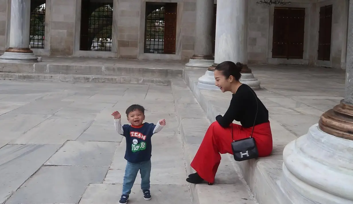 Liburan bersama Baby Izz, terlihat bahwa putranya ini sangat aktif dalam bermain kesana kemari. Nikita Willy juga memperlihatkan momen seru anaknya bermain di taman bermain seperti bermain kuda-kudaan di taman. (Liputan6.com/IG/@nikitawillyofficial94)
