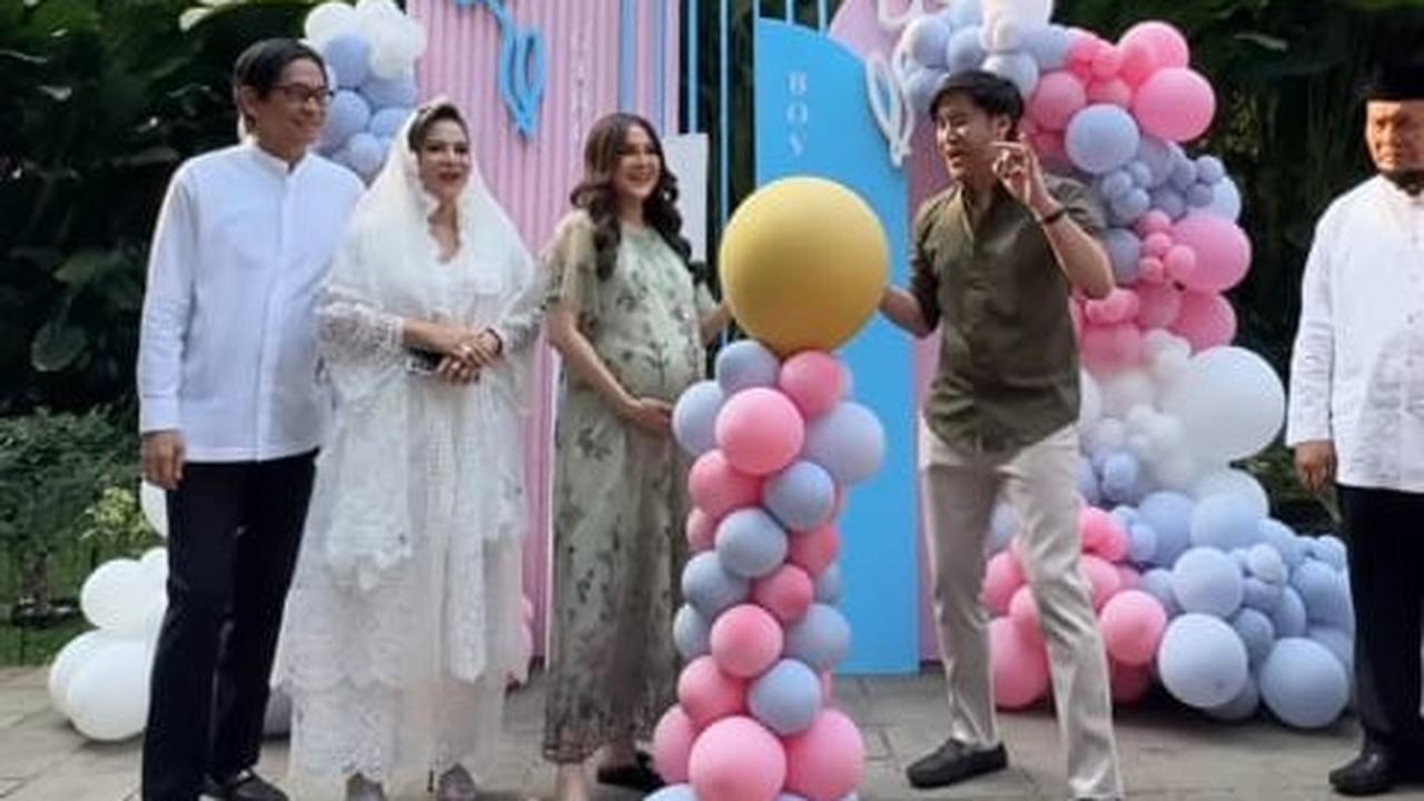 Potret Gender Reveal Vicy Melanie Istri Kevin Aprilio, Begini Ekspresi Bahagia Memes saat Tahu Jenis Kelamin Calon Cucu Pertama