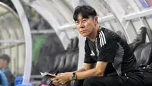 Ekspresi pelatih Persija Jakarta, Shin Tae-yong, saat mendampingi timnya menghadapi Persebaya Surabaya pada laga Grup B Piala Presiden 2026 di Stadion Gelora Bung Tomo, Surabaya, Minggu (26/7/2026) malam. Debut Shin Tae-yong bersama Macan Kemayoran berakhir dengan kekalahan 0-1 setelah gol bunuh diri Radovan Pankov pada menit ke-64 menjadi penentu kemenangan Persebaya. (Bola.com/Wahyu Pratama)