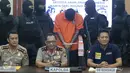 Ditreskrimum Polda Metro jaya dan Polres Metro Jakarta Barat menunjukkan tersangka dan barang bukti kasus pembunuhan PNF, bocah yang ditemukan tewas didalam kardus di Kalideres, di Polda Metro Jaya, Jakarta, Sabtu (10/10/2015). (Liputan6.com/Angga Yuniar)