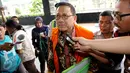 Mantan Ketua DPD yang menjadi tersangka kasus suap kuota gula impor, Irman Gusman mendatangi Gedung KPK, Jakarta, Selasa (11/10). Irman yang datang didampingi pengacaranya, Razman Arif Nasution, menolak diperiksa penyidik KPK. (Liputan6.com/Helmi Afandi)
