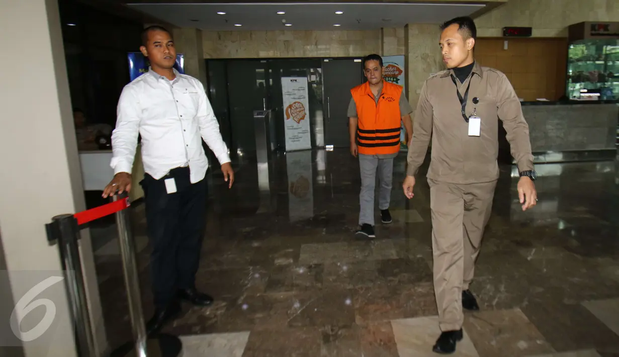 Tersangka Fahmi Darmawansyah tertunduk lesu usai menjalani pemeriksaan di KPK, Jakarta, Selasa (31/1). Dalam kasus suap Bakamla KPK telah menetapkan empat orang sebagai tersangka. (Liputan6.com/Helmi Afandi)