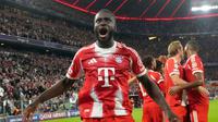 Selebrasi Dayot Upamecano dalam laga&nbsp;Bayern Munchen vs Chelsea di Liga Champions 2025/2026, Kamis (18/9/2025). (AP Photo/Martin Meissner)
