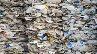 Kontainer berisi sampah plastik dari Australia siap dikirim kembali ke negara asal di Port Klang, sebelah barat Kuala Lumpur, Malaysia, Selasa (28/5/2019). Malaysia menjadi tujuan alternatif utama untuk sampah plastik setelah China melarang impor limbah tersebut. (Mohd RASFAN/AFP)