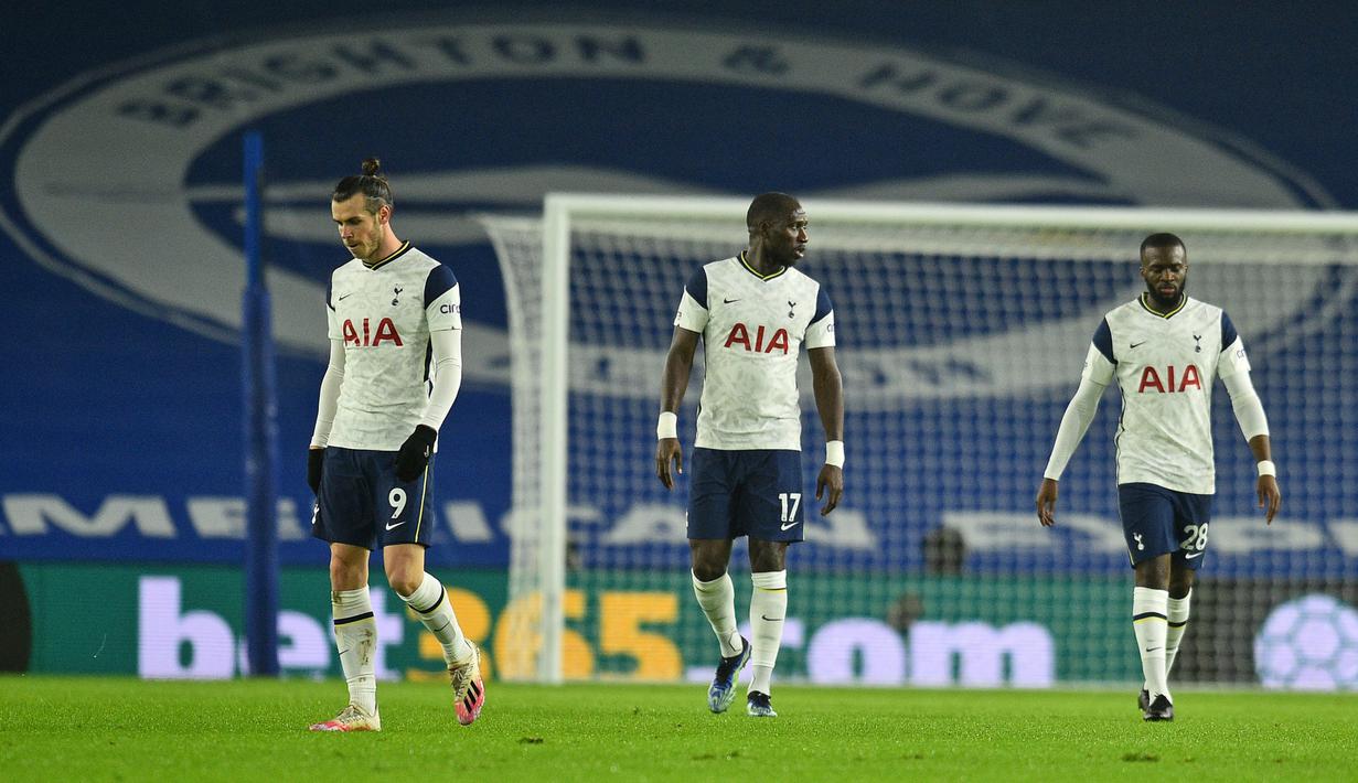 Para pemain Tottenham Hotspur kecewa usai kebobolan oleh gol gelandang Brighton and Hove Albion, Leandro Trossard dalam laga lanjutan Liga Inggris 2020/21 pekan ke-21 di American Express Community Stadium, Minggu (31/1/2021). Tottenham kalah 0-1 dari Brighton. (AFP/Glyn Kirk/Pool)