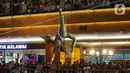 Personel grup sirkus asal Rusia The Nikolaevs melakukan atraksi akrobatik Flying Trapeze di Atrium Utama Mal Pondok Indah 2, Jakarta, Minggu (30/6/2024). (Liputan6.com/Herman Zakharia)
