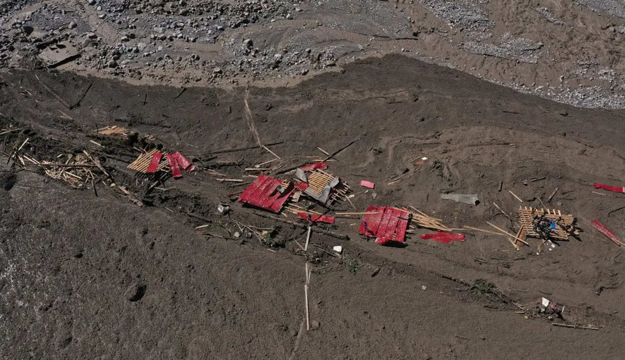Dua helikopter dan anjing penyelamat terlibat dalam upaya pencarian. (STRINGER/AFP)