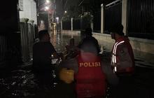 Polisi Sigap Evakuasi Warga Terdampak Banjir Ciracas Jakarta Timur