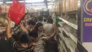 Orang-orang berbelanja makanan dan persediaan lainnya di supermarket 24 jam di Yangon, Selasa (24/3/2020). Tanggapi kasus pertama Corona COVID-19 pada Senin 23 Maret malam, warga Myanmar memadati pusat perbelanjaan untuk menyetok kebutuhan pokok dan persedian makanan. (AP/Thein Zaw)