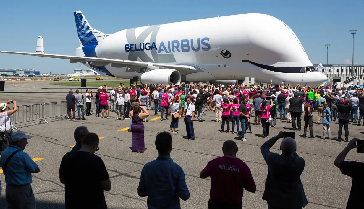 Pesawat Airbus Beluga XL setelah uji coba penerbangan perdananya di bandara Toulouse-Blagnac, Prancis, Kamis (19/7). Kerumunan warga berkumpul di sepanjang landasan pacu menyaksikan pesawat unik ini terbang untuk pertama kalinya. (AP/Frederic Scheiber)