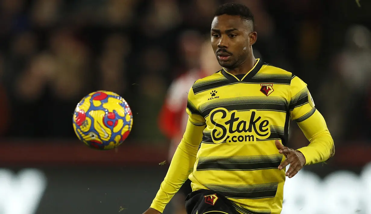 Emmanuel Dennis. Striker Nigeria berusia 24 tahun ini didatangkan Everton dari Bayer Leverkusen awal musim 2021/2022 ini dengan mahar senilai 3,5 juta pound. Meski timnya terpuruk, ia mampu tampil tajam dengan mencetak 8 gol dan 5 assist dalam 18 laga di Liga Inggris musim ini. (AFP/Adrian Dennis)