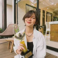 Penampilan baru Sheila Dara dengan rambut bondol sukses mencuri perhatian. Banyak yang dibuat pangling dan memujinya ganteng. @sheiladaisha.