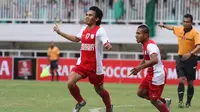 Rasyid Bakri saat mencetak gol ke gawang PS TNI  pada laga Torabika Soccer Championship 2016 di Stadion Pakansari, Bogor, Minggu (29/5/2016). (Bola.com/NIcklas Hanoatubun)
