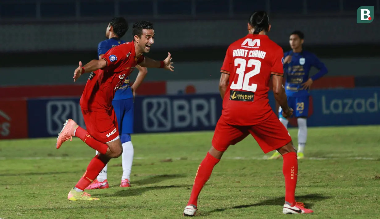 Bek Persija Jakarta, Otavio Dutra (kiri) melakukan selebrasi usai mencetak gol ke gawang PSIS Semarang dalam laga pekan kedua BRI Liga 1 2021/2022 di Indomilk Arena, Tangerang, Minggu (12/9/2021). Kedua tim bermain imbang 2-2. (Foto: Bola.Com/M. Iqbal Ichsan)