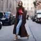 Ingin mencoba tampil keren dengan long coat cokelat? Simak tiga inspirasinya berikut ini. (Foto: Instagram/@thestylestalkercom)