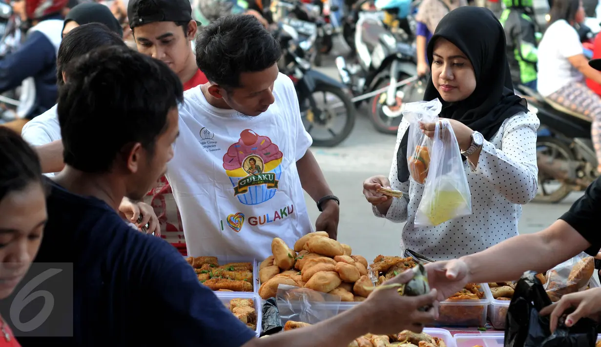 Sejumlah warga berburu hidangan untuk berbuka puasa di sepanjang jalan Benhil, Jakarta, Kamis (18/6/2015). Banyaknya pilihan menu untuk berbuka membuat pasar ini selalu ramai. (Liputan6.com/Johan Tallo)