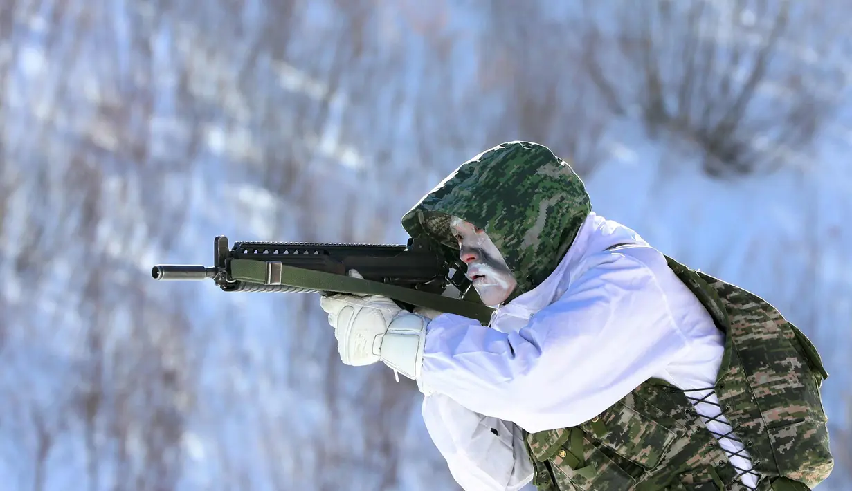 Personel Angkatan Laut Korea Selatan bersiap menembak di sebuah bukit bersalju saat Marsine AS di Pyeongchang, sekitar 180 kilometer timur Seoul, (19/12). Marinir dari Korea Selatan dan AS mengambil bagian latihan musim dingin militer. (AFP Photo/Yonhap)