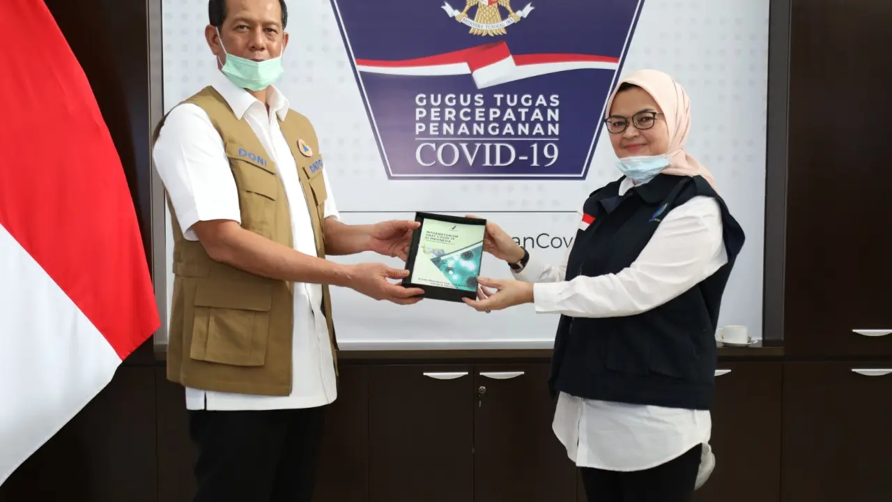 Kepala Badan POM RI, Penny K. Lukito dan Letnan Jenderal Doni Monardo selaku Ketua Gugus Tugas Percepatan Penanganan COVID-19.