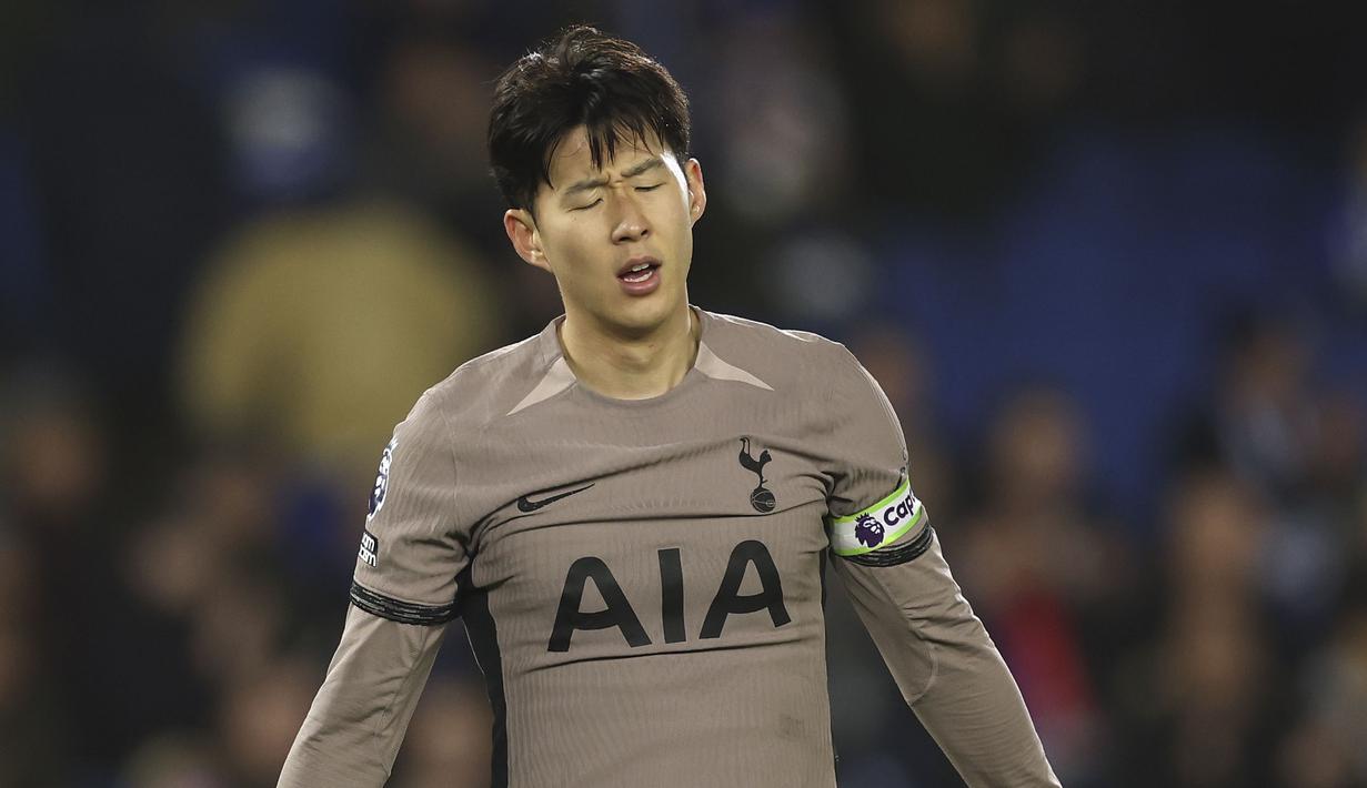 Ekspresi kecewa pemain Tottenham Hotspur, Son Heung-min setelah timnya kalah 2-4 dari Brighton pada laga lanjutan Liga Inggris 2023/2024 di American Express Community Stadium, Brighton, Inggris, Jumat (29/12/2023) dini hari WIB. (AP Photo/Ian Walton)