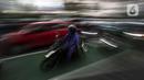 Pengendara motor melintas di kawasan Bundaran Hi, Jakarta, Sabtu (13/11/2021). Dampak La Nina akan mulai dirasakan pada bulan November dan puncaknya akan terjadi pada periode Desember 2021 hingga Maret 2022. (Liputan6.com/Faizal Fanani)