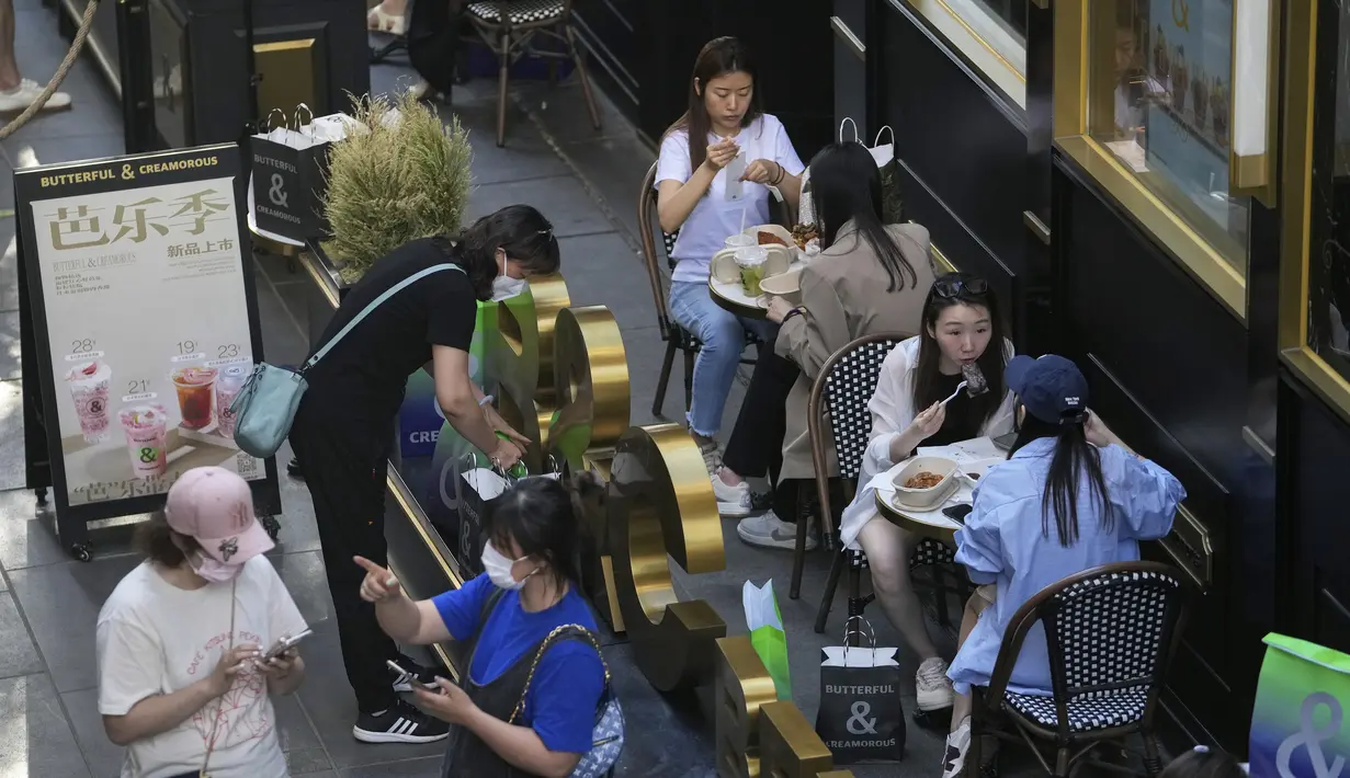 Pengunjung mengenakan masker mengobrol di restoran yang dibuka kembali di pusat perbelanjaan di Beijing, Senin (6/6/2022). Pengunjung kembali ke restoran di sebagian besar Beijing untuk pertama kalinya dalam lebih dari sebulan sebagai pihak berwenang lebih lanjut melonggarkan pembatasan terkait pandemi wabah COVID-19. (AP Photo/Andy Wong)