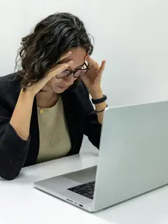 Terima emosimu jangan berpura-pura kuat saat terdampak PHK./copyright unsplash/Resume Genius