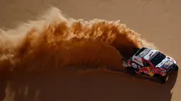 Pereli Toyota Nasser Al-Attiyah dari Qatar saat mengikuti tahap 3 Reli Dakar 2021 di Wadi Ad-Dawasir, Arab Saudi, (5/1/2021). Reli Dakar 2021 menempuh jarak total 7.646km yang terbagi dalam 12 etape. (AFP/Franck Fife)