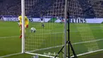 Kiper Werder Bremen, Jiri Pavlenka, membuat blunder memalukan saat menghadapi Schalke. This video is presented by Ballball.