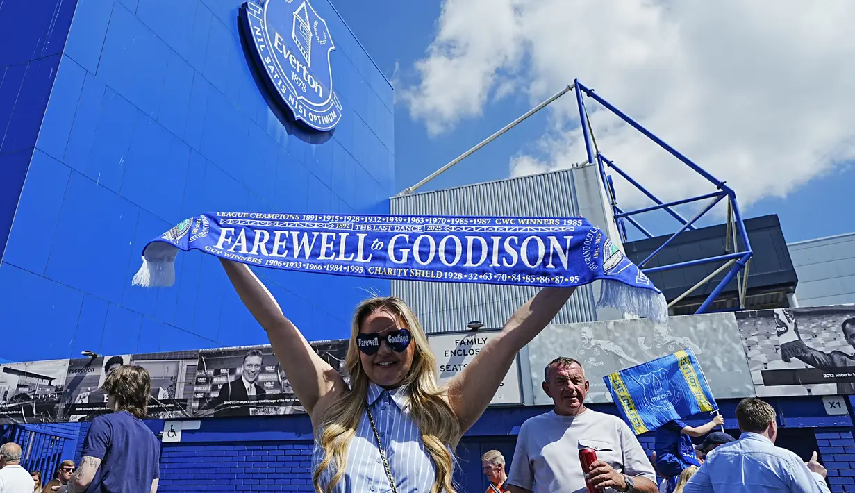 Seorang pendukung Everton berpose dengan membentangkan syal bertuliskan "Perpisahan untuk Goodison" menjelang laga lanjutan Liga Inggris 2024/2025 melawan Southampton di Goodison Park, Liverpool, Inggris, Minggu (18/05/2025) waktu setempat. Ini merupakan momen terakhir laga kandang Everton di stadion tersebut. (AP Photo/PA/Peter Byrne)