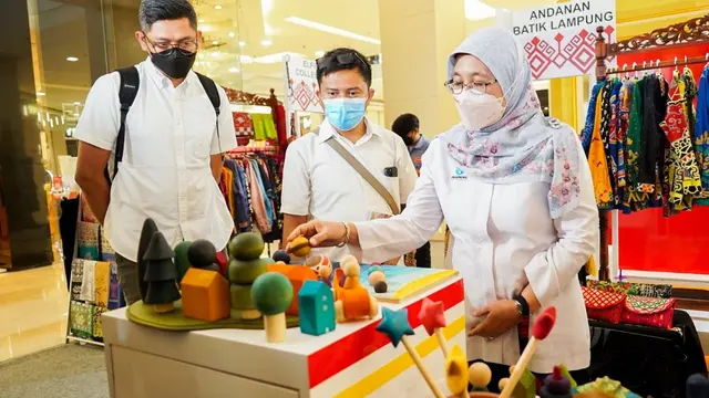 Direktur Jenderal Industri Kecil, Menengah, dan Aneka (IKMA) Kementerian Perindustrian, Reni Yanita (kanan) memperhatikan berbagai produk industri kecil dan menengah (IKM) Provinsi Lampung yang difasilitasi tampil pada ajang pameran di Mal Kota Kasablanka