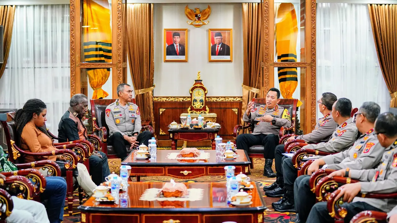 Momen Kapolri Temui Negosiator Pembebasan Pilot Susi Air Kapten Philip Mark Mehrtens