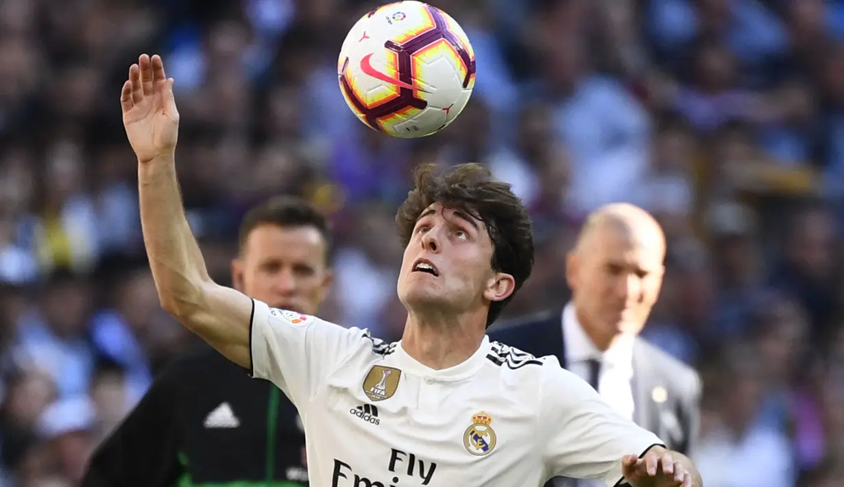Alvaro Odriozola. Bek kanan Spanyol berusia 26 tahun yang telah 4 musim memperkuat Real Madrid ini baru saja kembali dari masa peminjaman selama 1 musim dari Fiorentina. Ia didatangkan Real Madrid dari Real Sociedad pada awal musim 2018/2019 dengan nilai transfer 32 juta euro atau kini setara Rp498 miliar dan total tampil dalam 43 laga di semua ajang dengan torehan 3 gol dan 10 assist. Beberapa gelar bergengsi mampu diraih, di antaranya 1 gelar La Liga dan 1 trofi Supercopa Spanyol. (AFP/Gabriel Bouys)